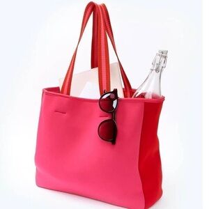 SUMMERSALT Neoprene Beach Tote in Pink/Red